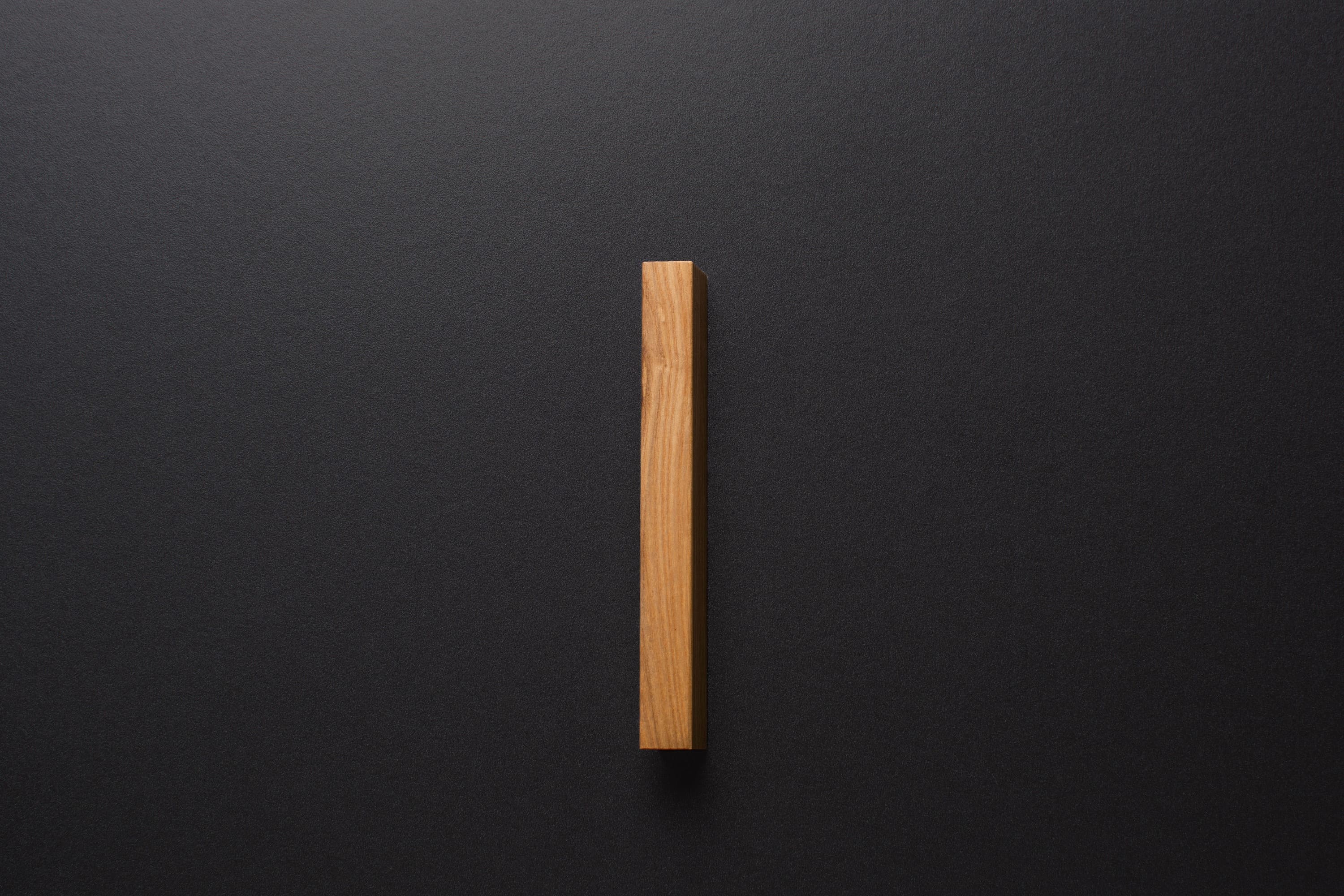 Wooden drawer ash handle 002 in vertical position with detailed frontal view