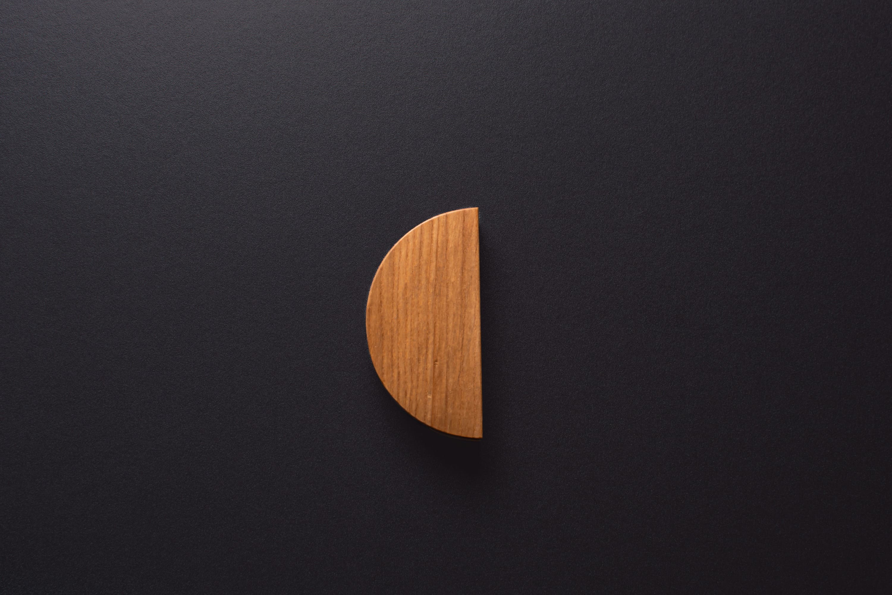 Wooden drawer ash handle 013 in vertical position with detailed frontal view