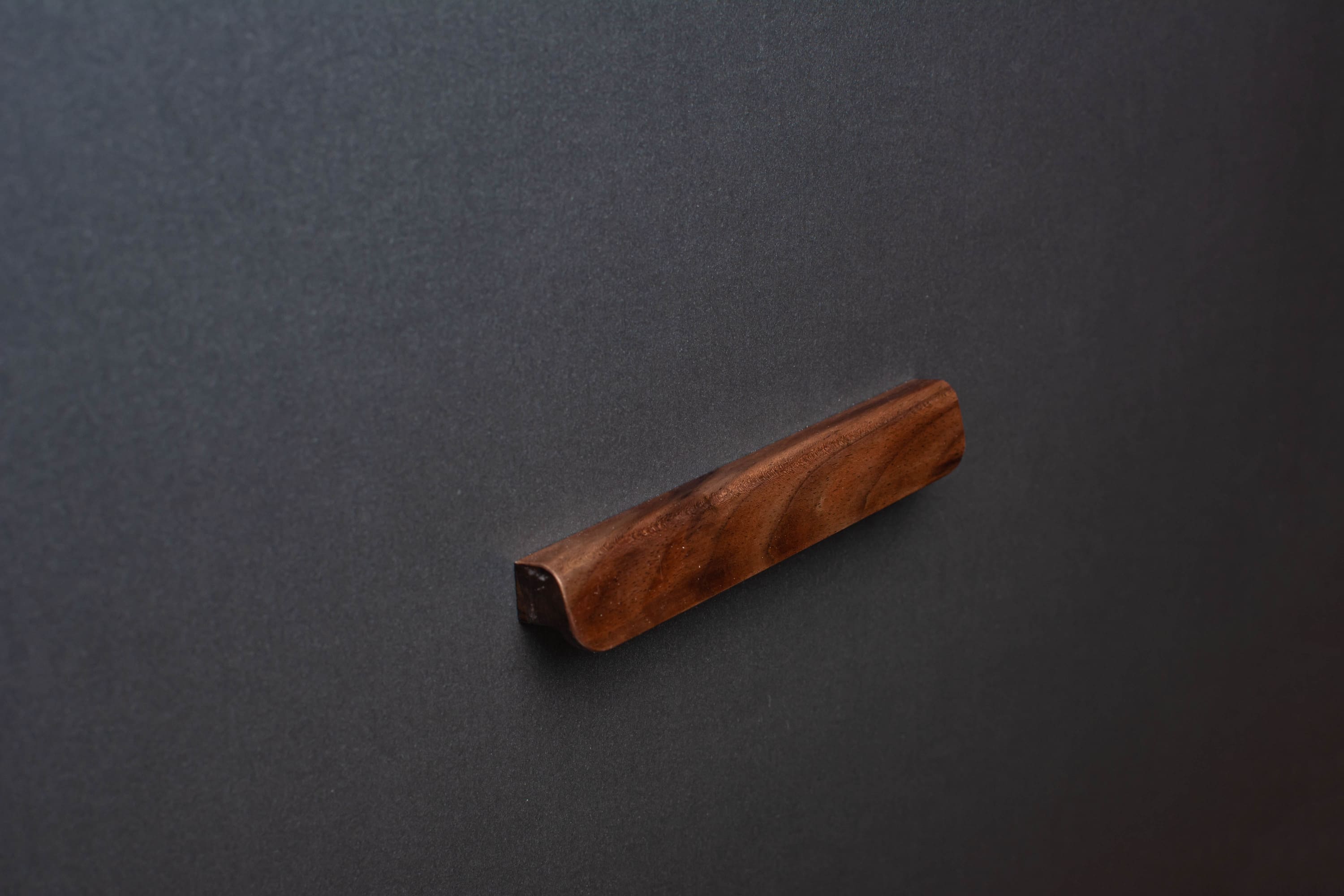 classic american walnut handle in matte varnish finish