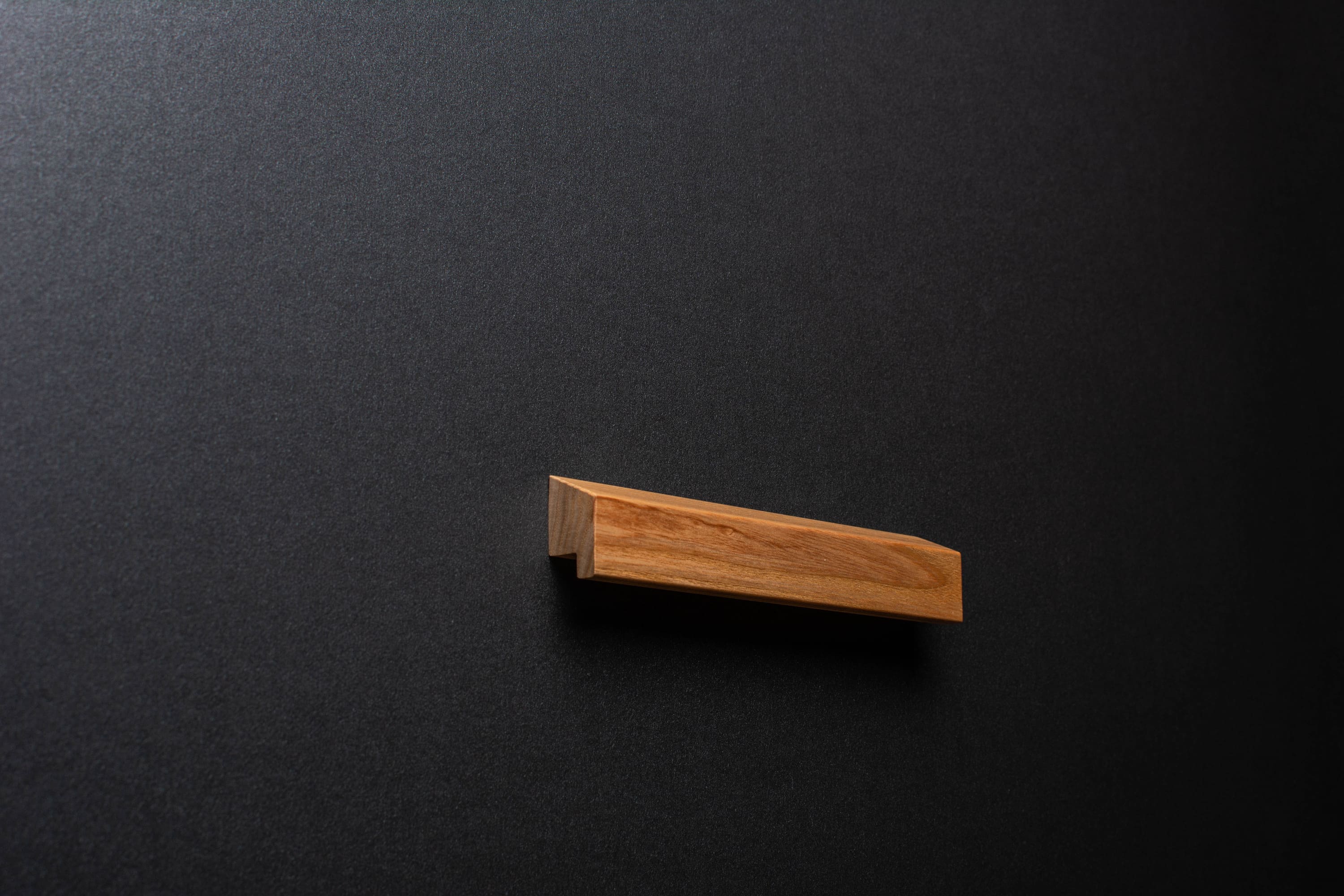 Ash finger pull frontal view