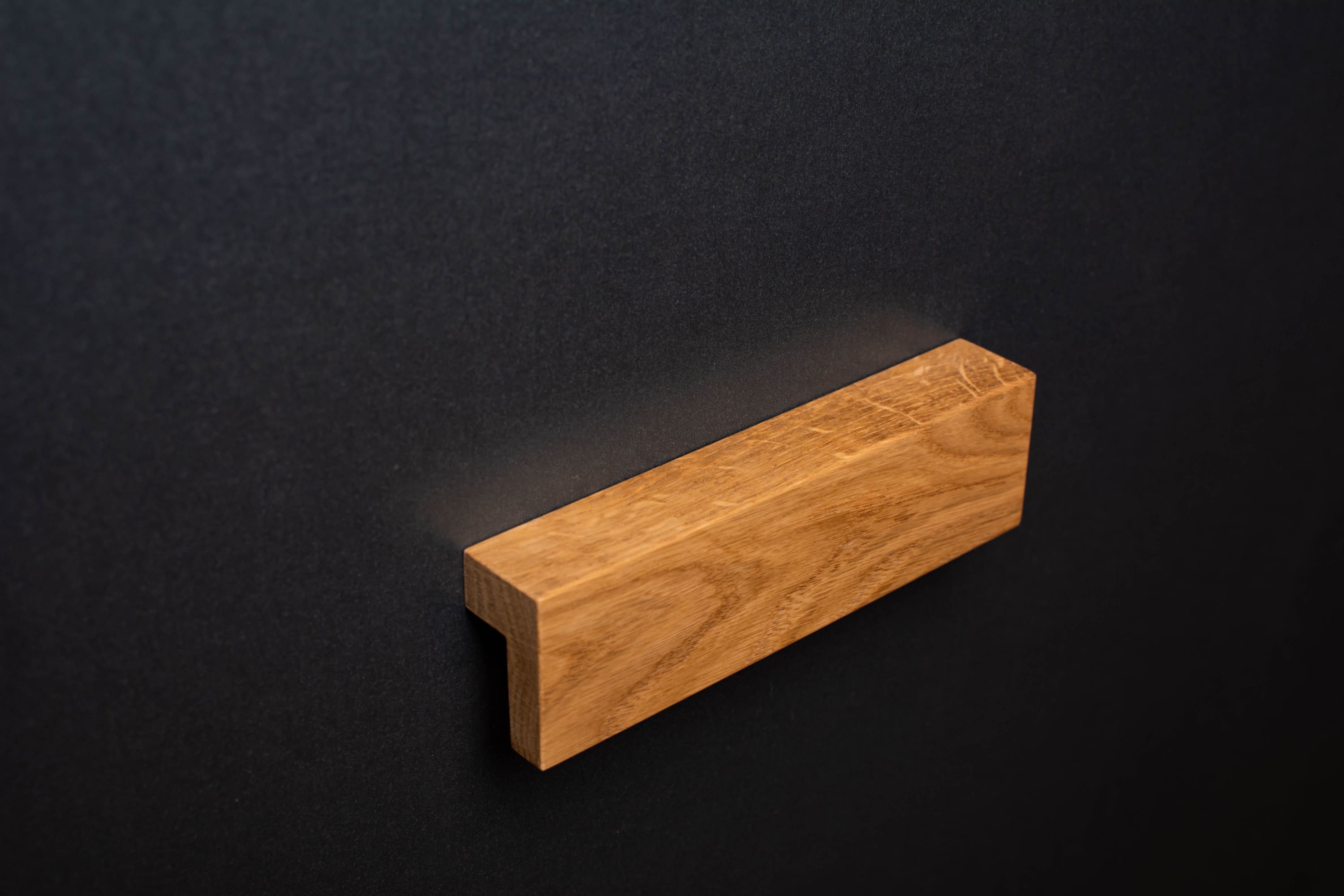 Oak finger pull frontal view