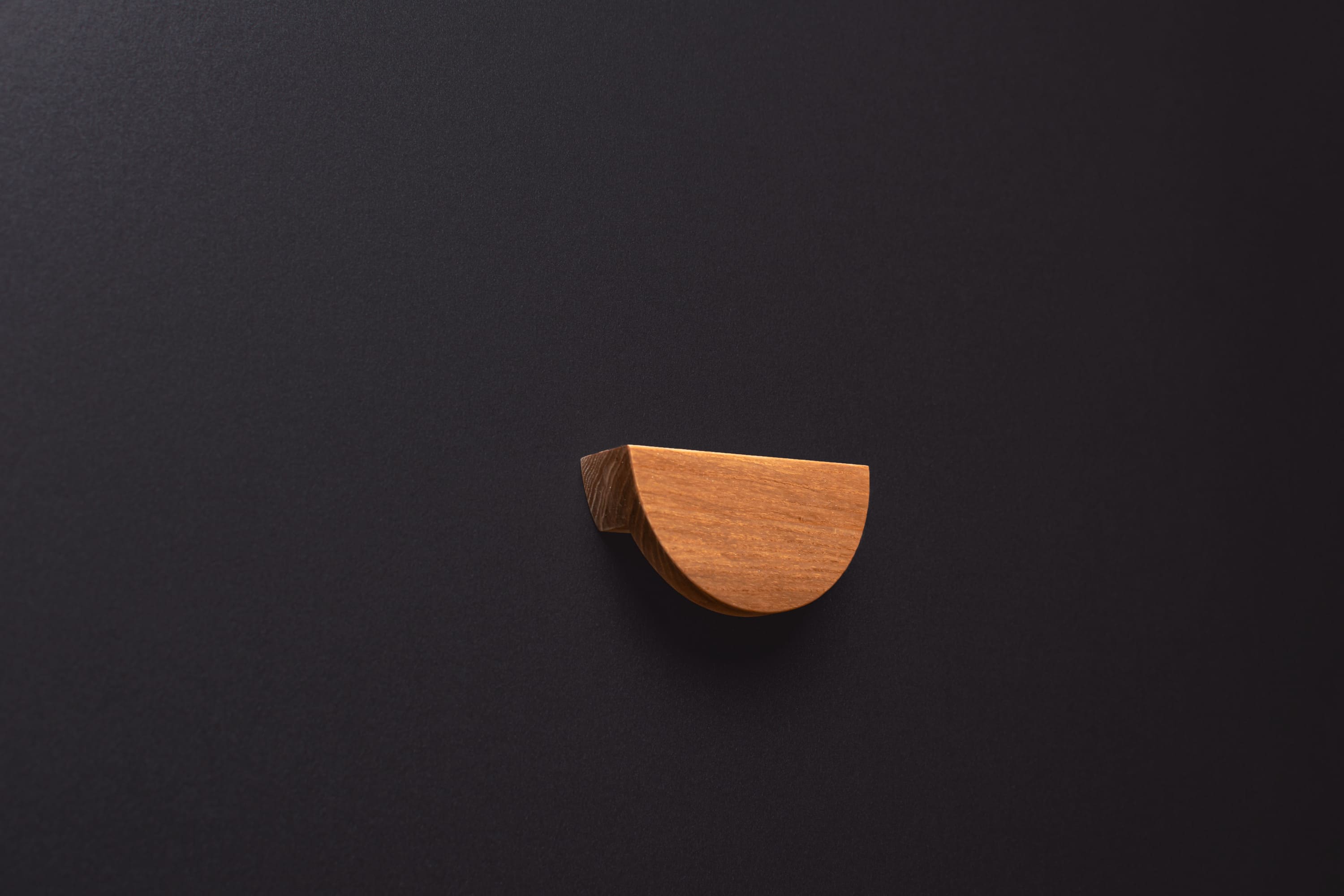 Ash finger half moon pull frontal view