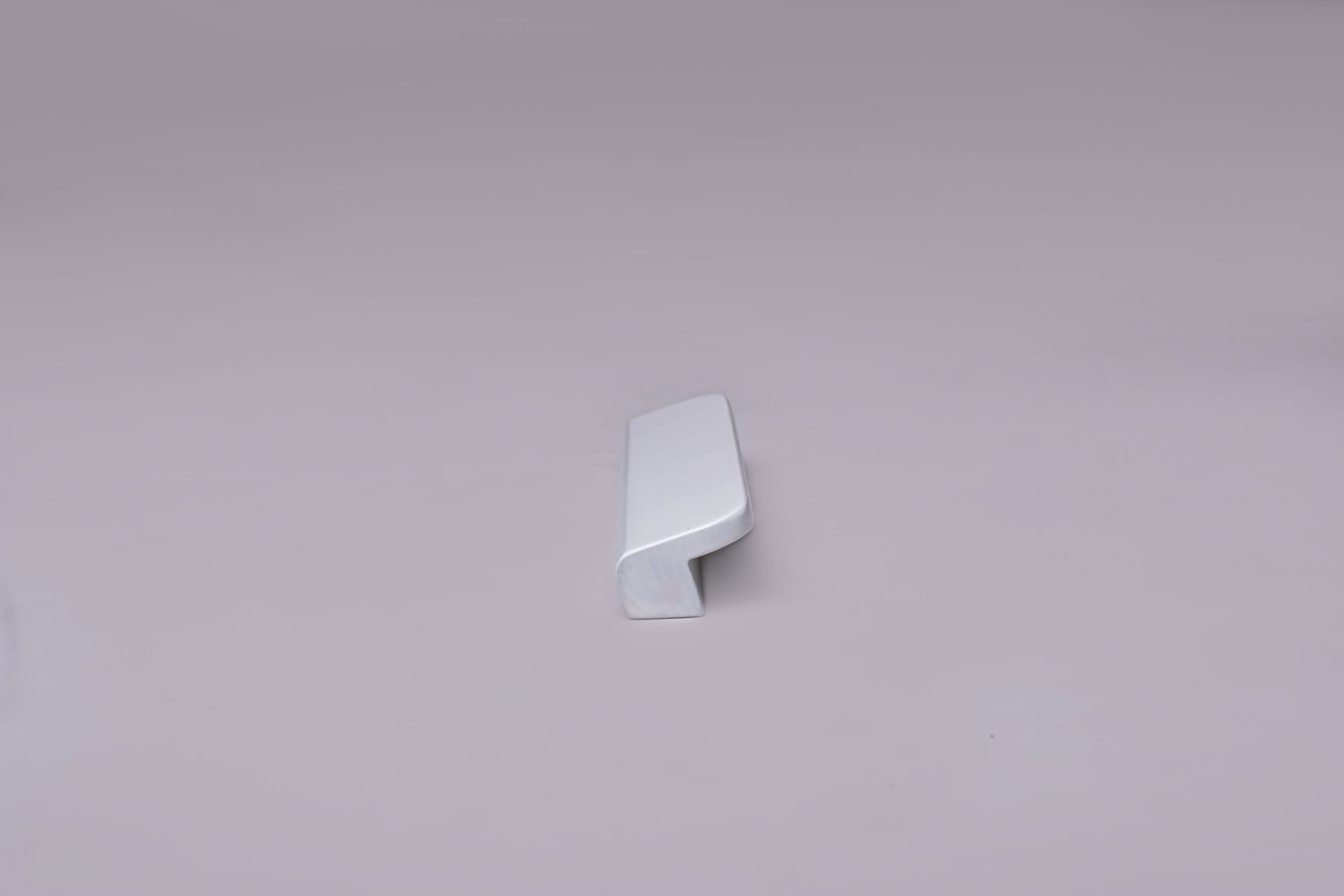 Classic_L-Form_White_Cabinet_Handle WWH016 side view