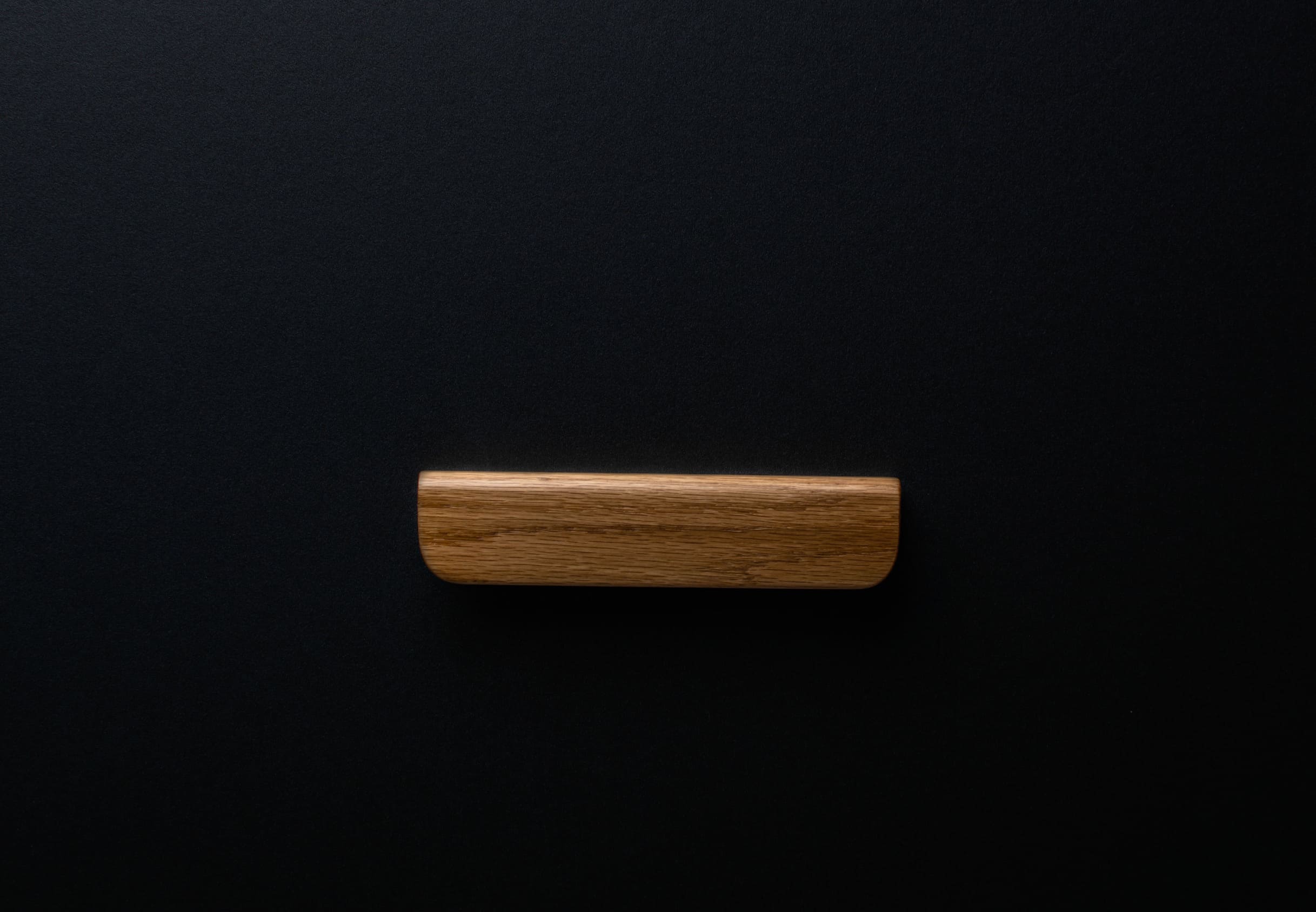 classic oak handle in matte varnish finish