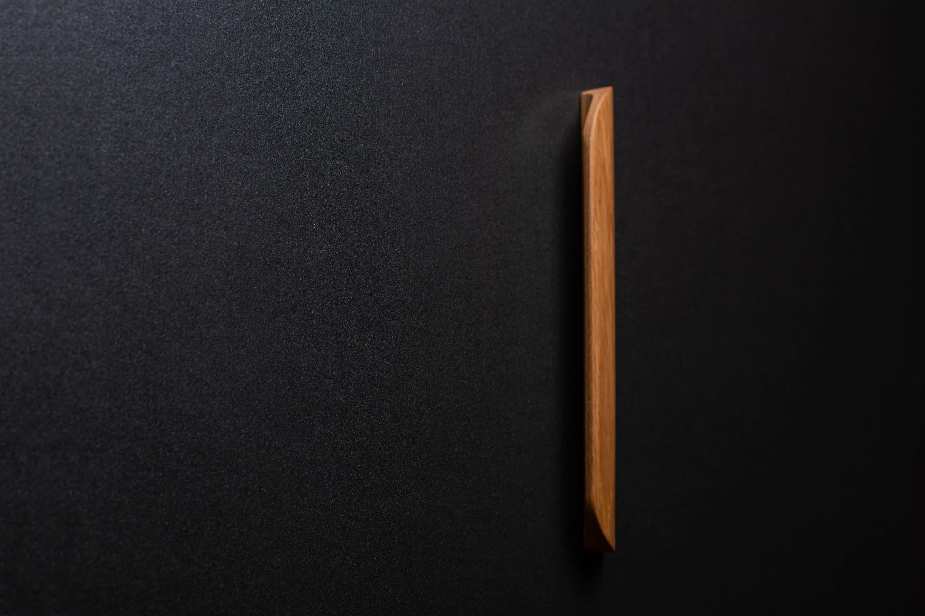 wide grip in vertical position on handle OH012