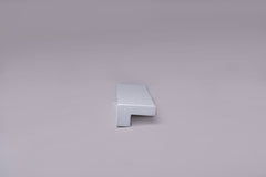 Sophisticated white ash handle, ideal for various furniture styles