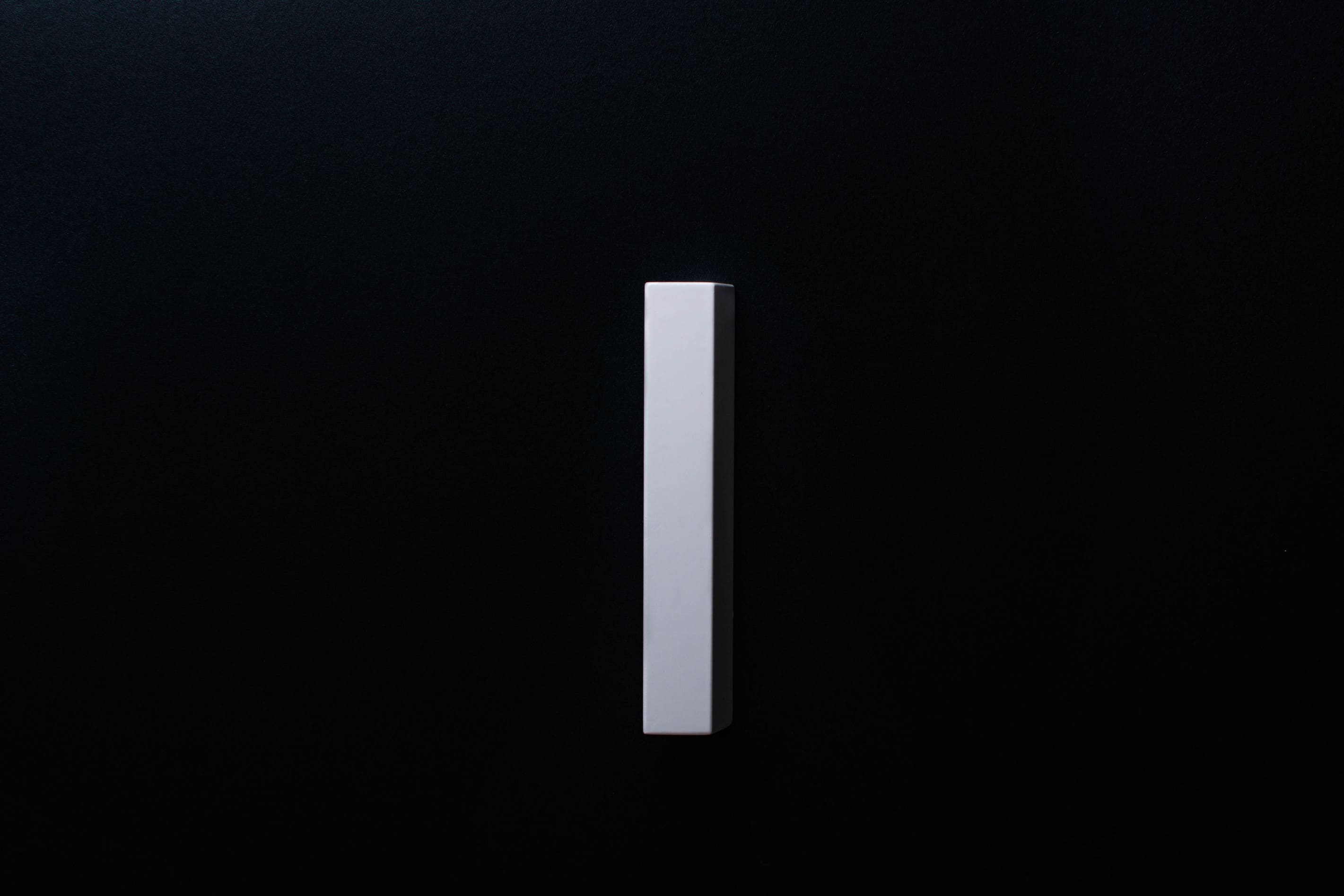 White Wooden drawer ash handle in vertical position with detailed frontal view