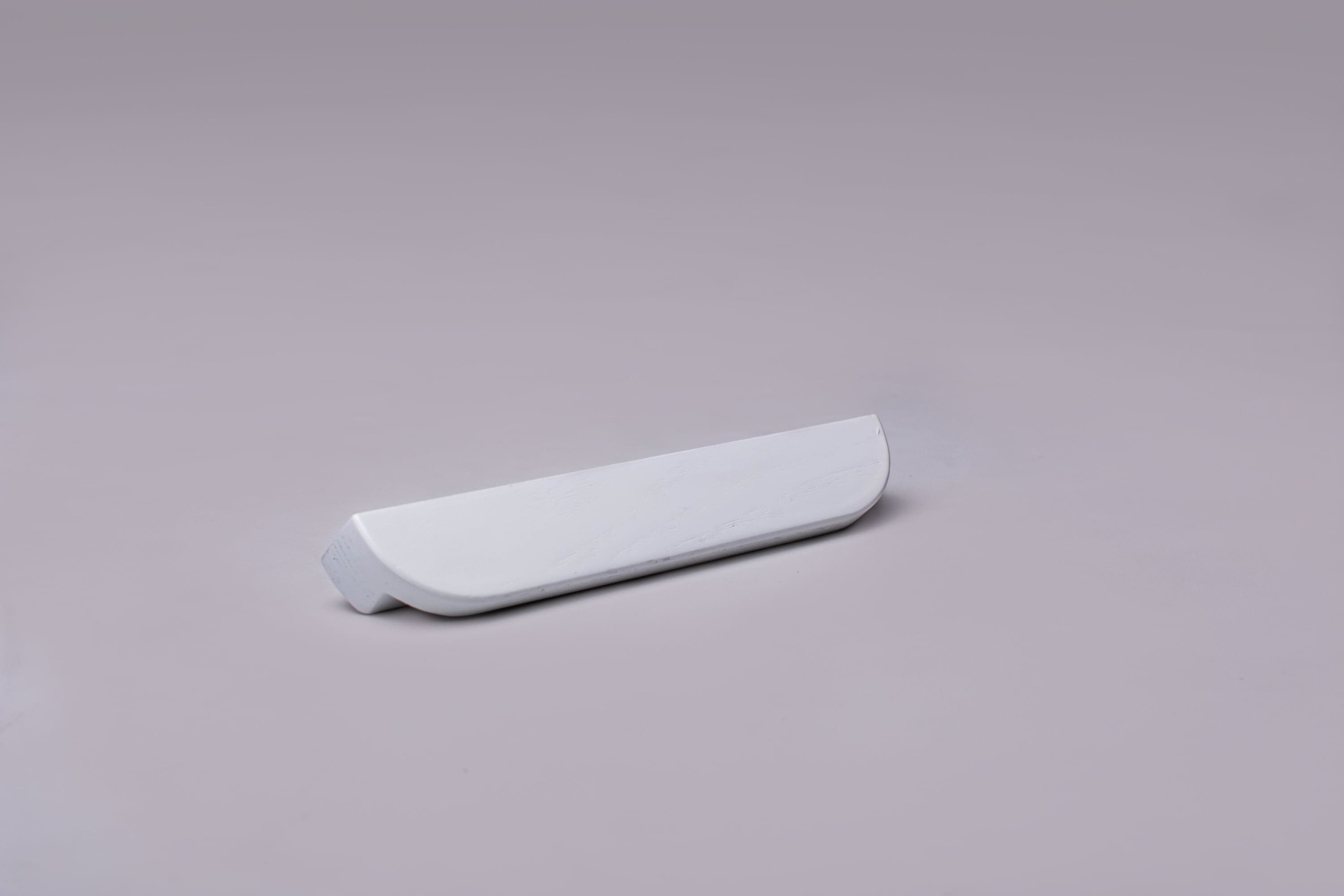 White Wooden drawer ash handle in vertical position with detailed frontal view