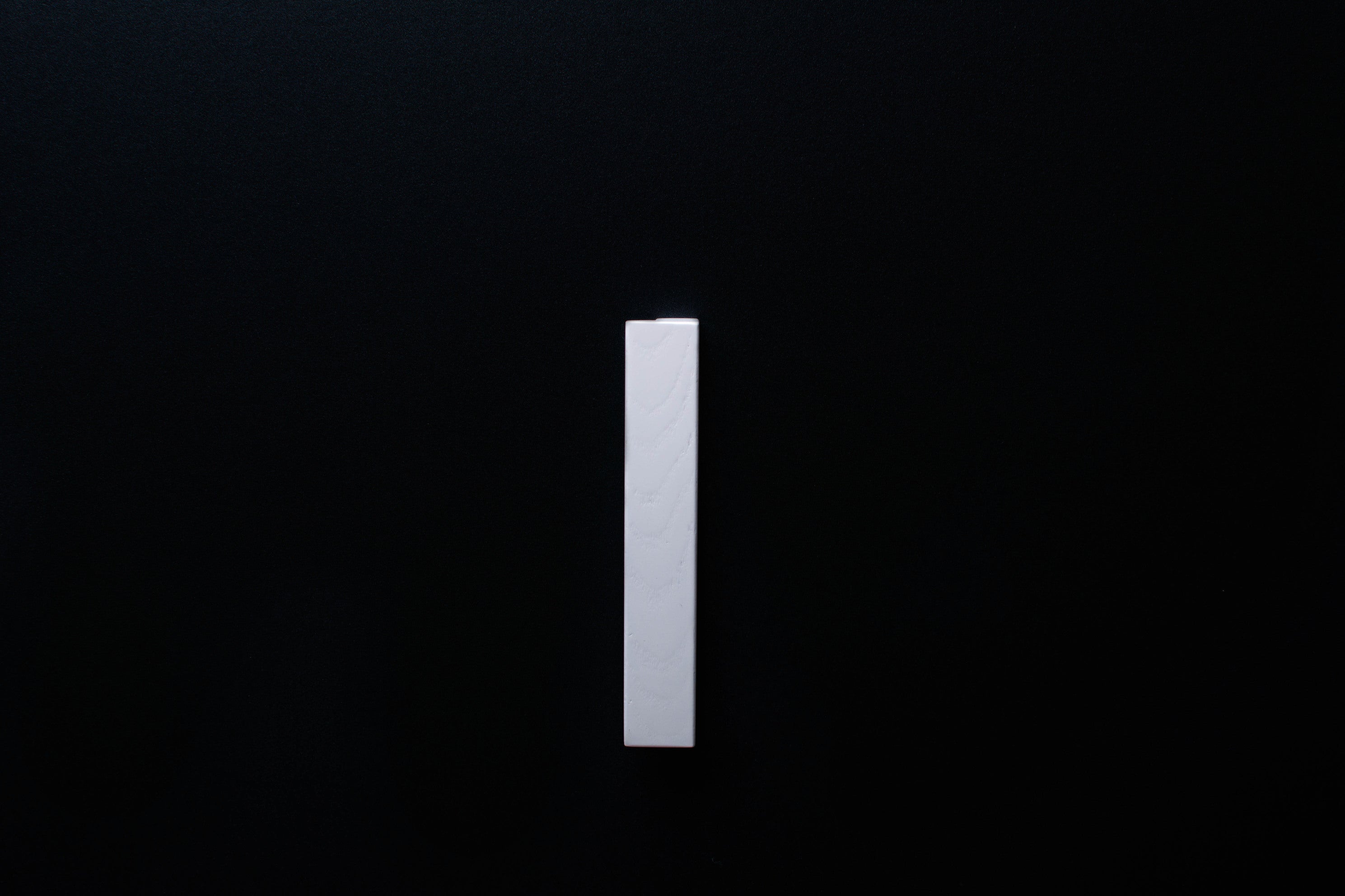 White Wooden drawer ash handle in vertical position with detailed frontal view