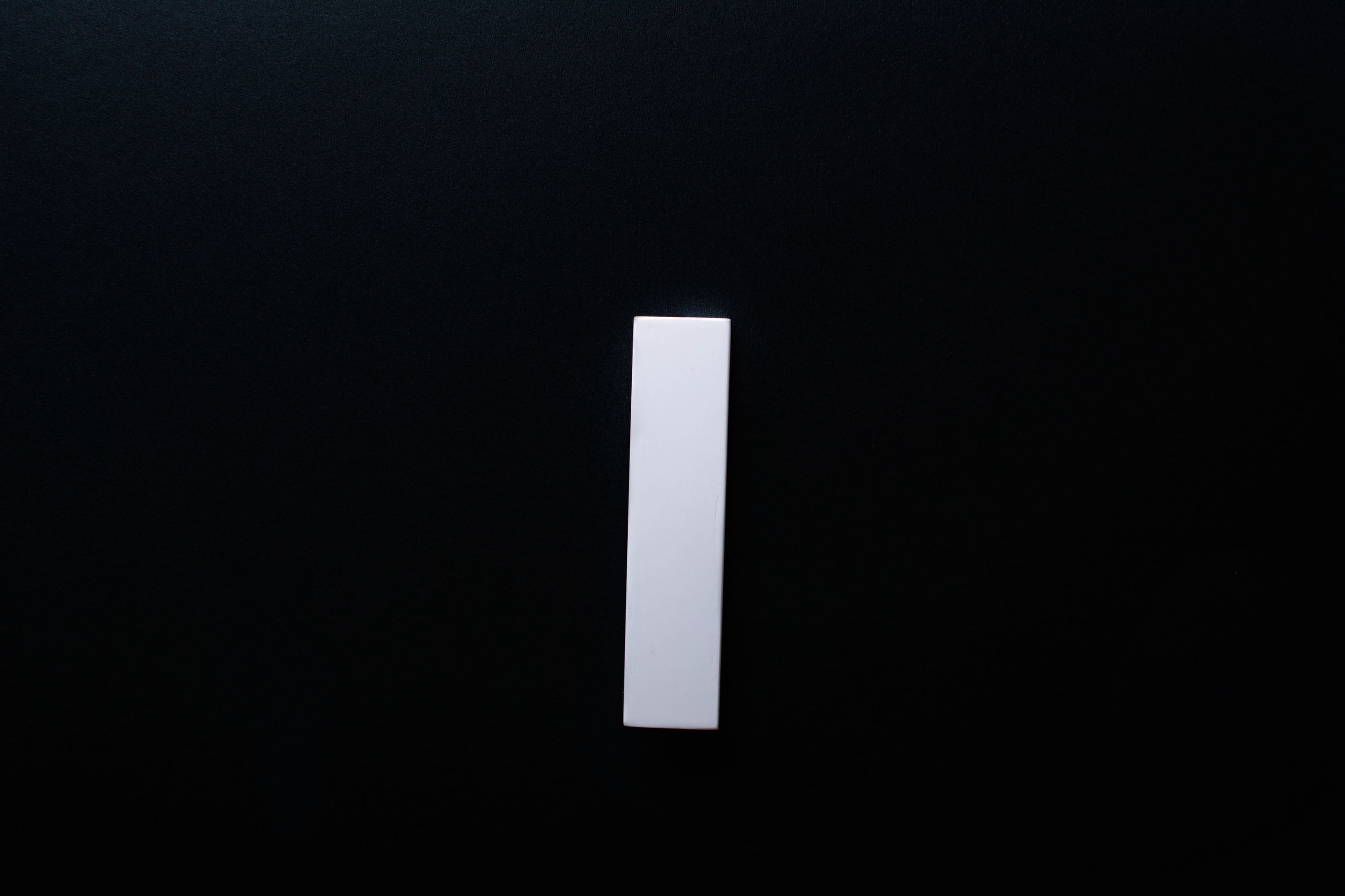 White Wooden drawer ash handle in vertical position with detailed frontal view