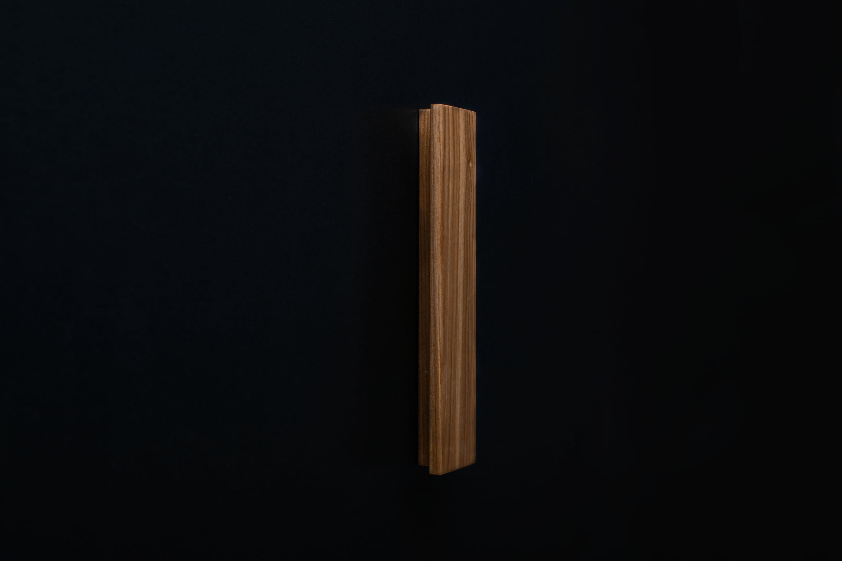 Wooden drawer ash handle in vertical position with detailed view on grip