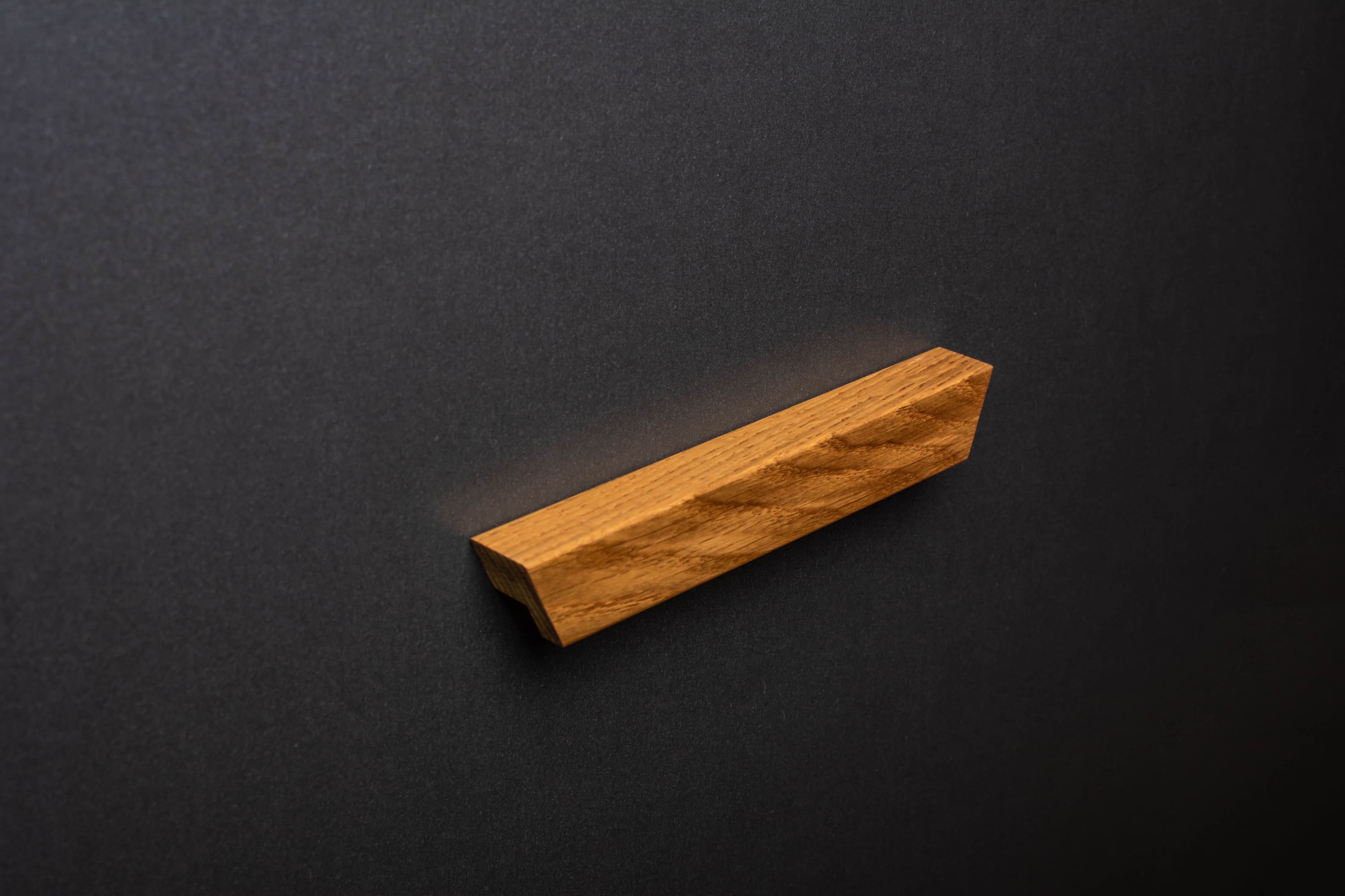 classic angled oak handle in matte varnish finish