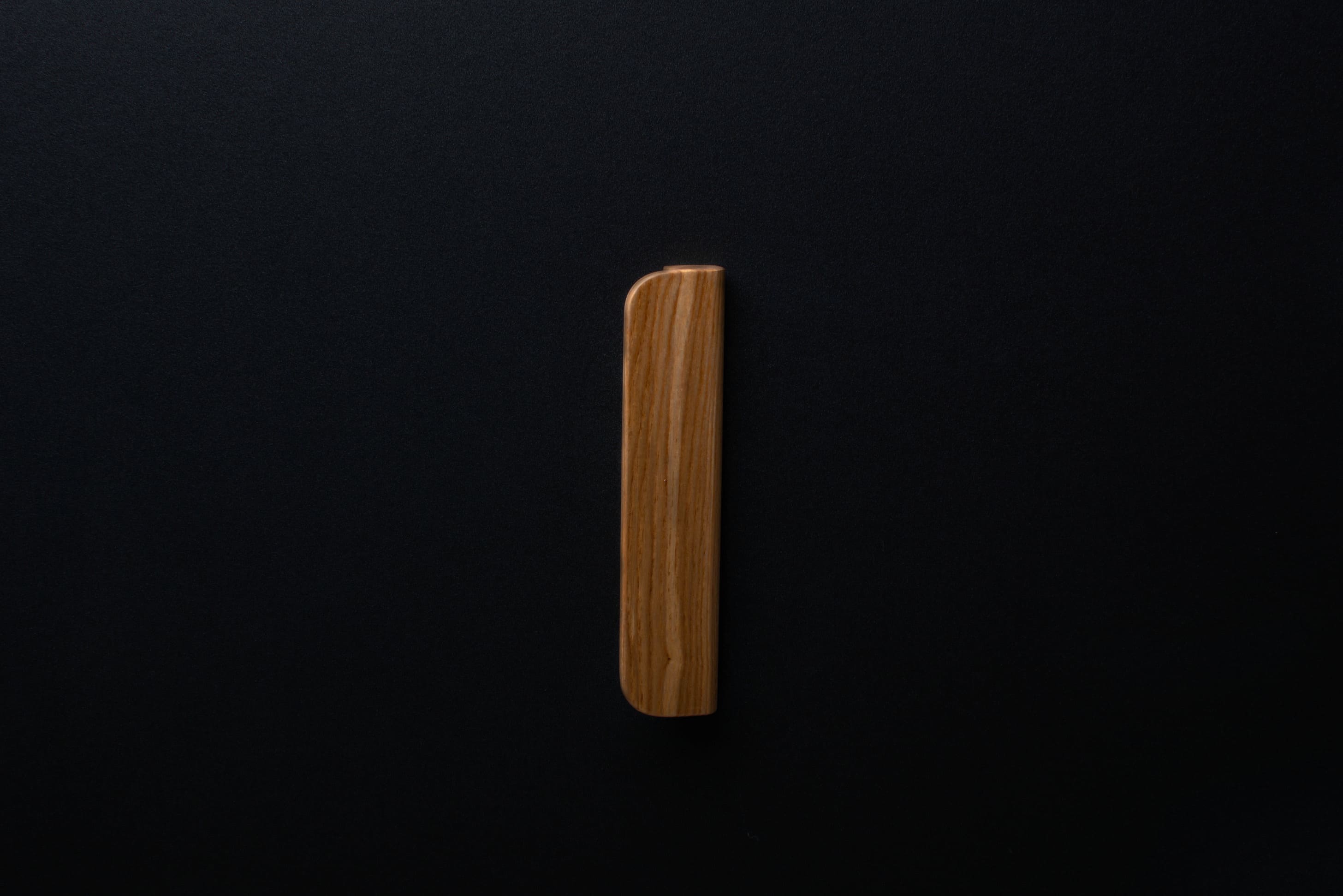 Wooden drawer ash handle 016 in vertical position with detailed frontal view 