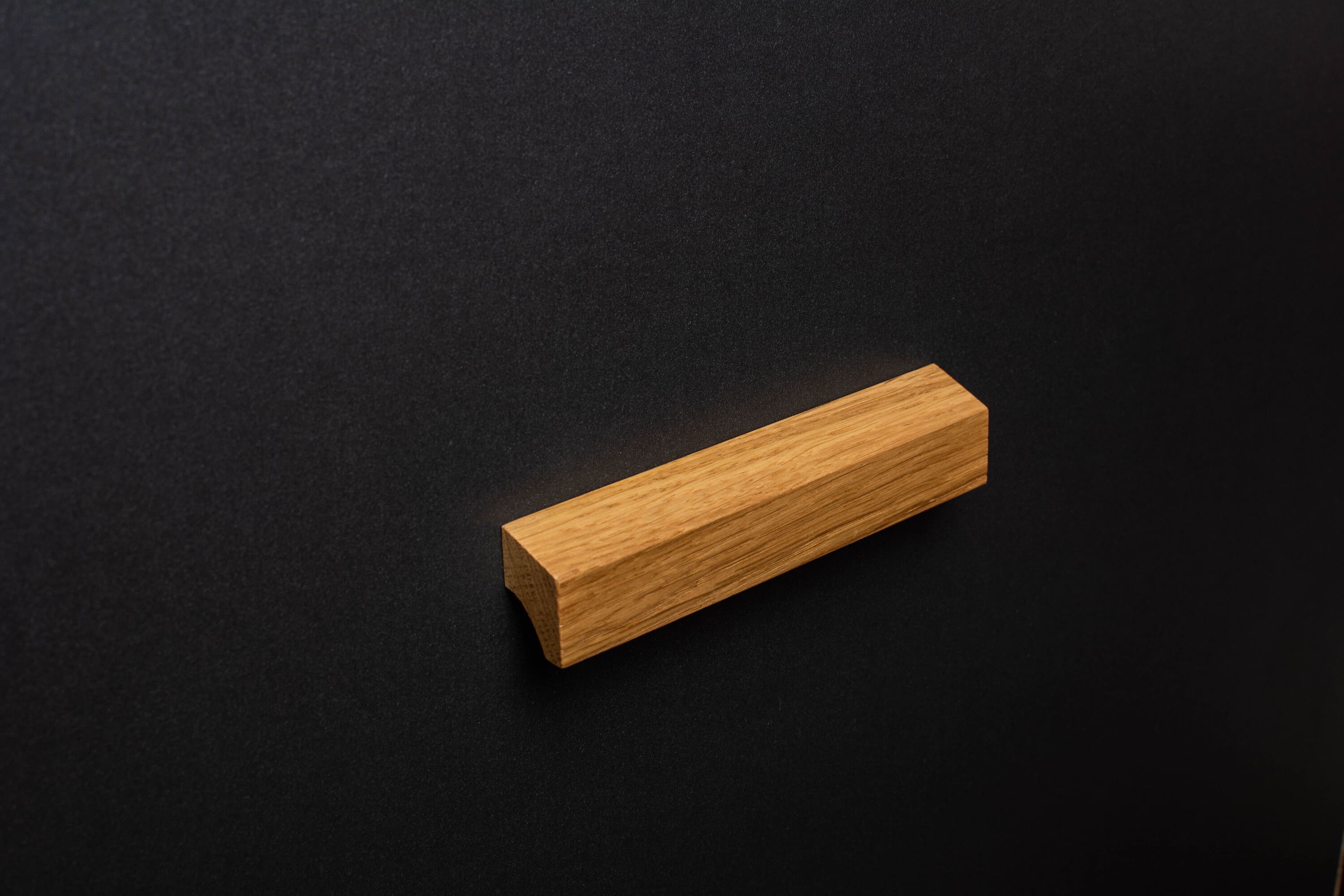 classic oak handle in matte varnish finish