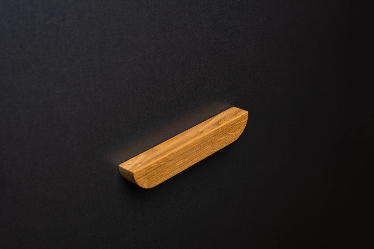 classic oak handle in matte varnish finish