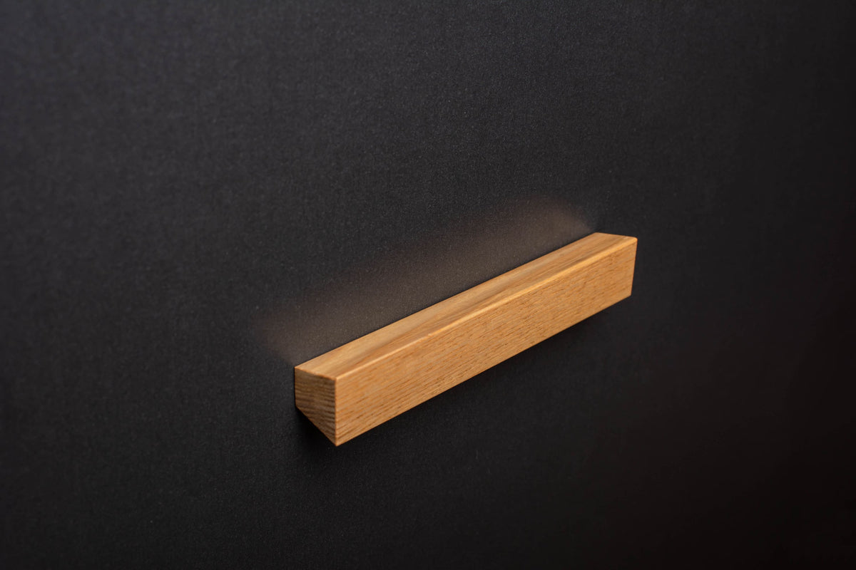 classic Trapezoidal ash handle in satin varnish finish