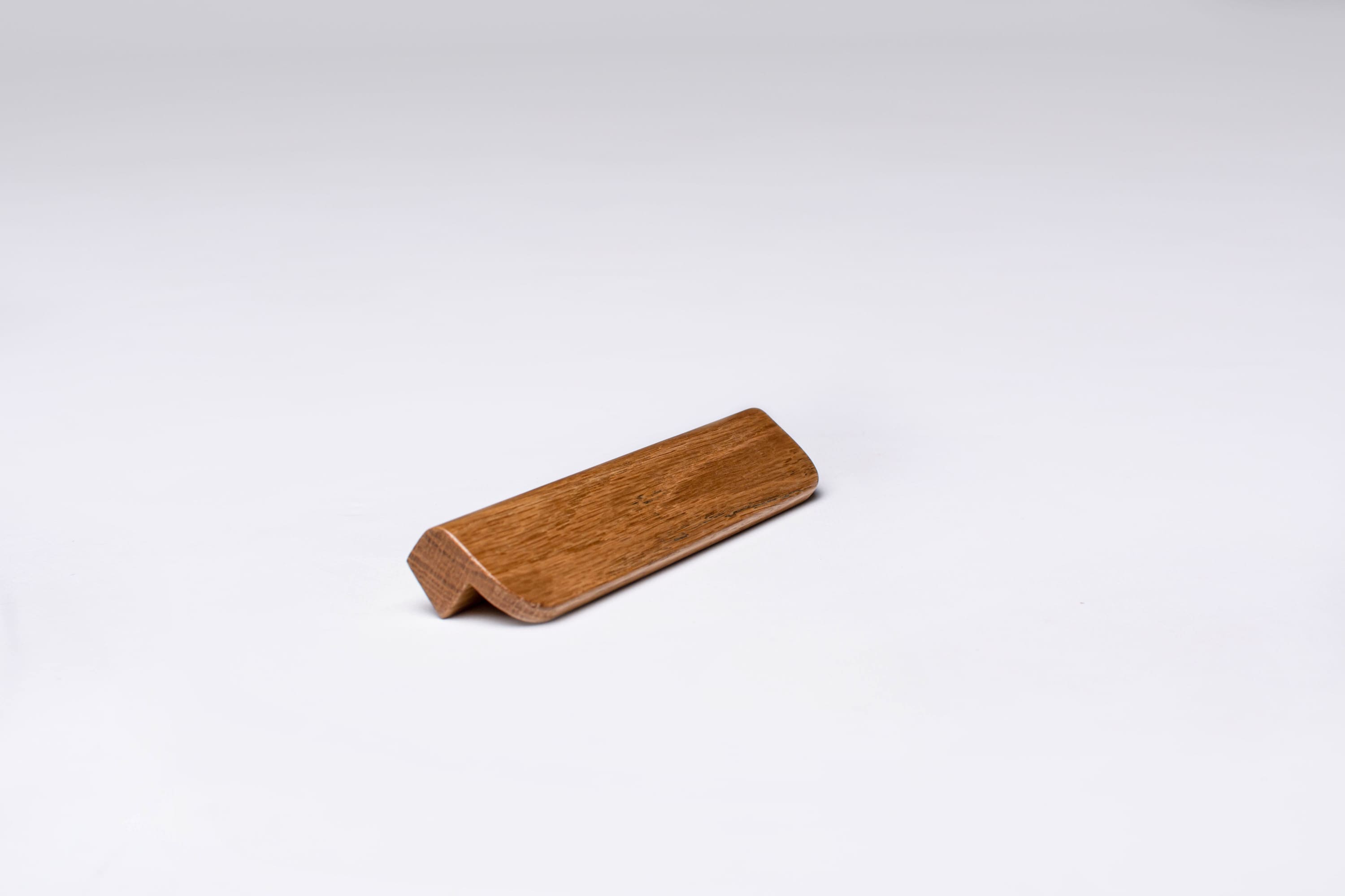 rich oak texture on L form oak handle OH016