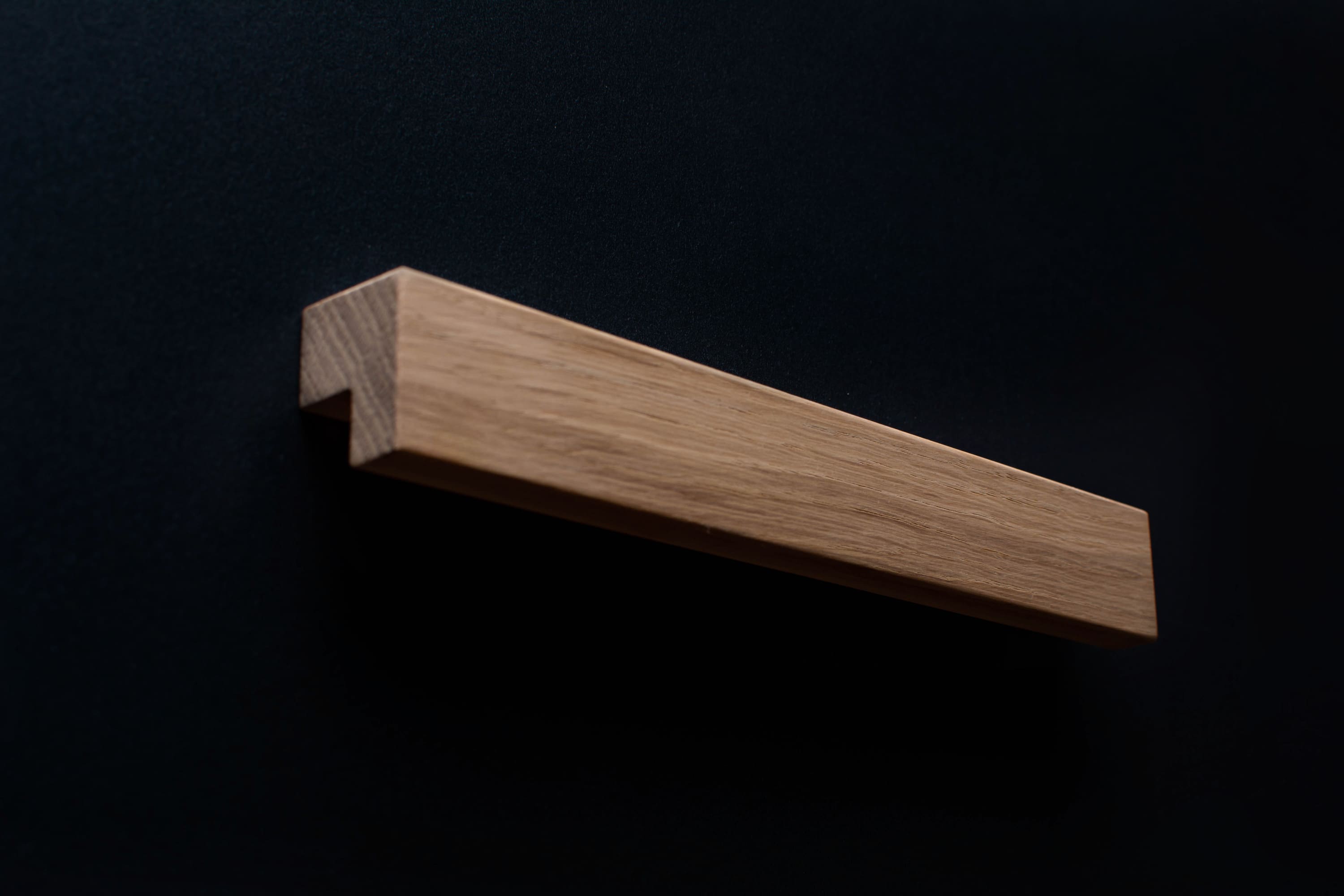 Natural oak cabinet handle – front view, unfinished