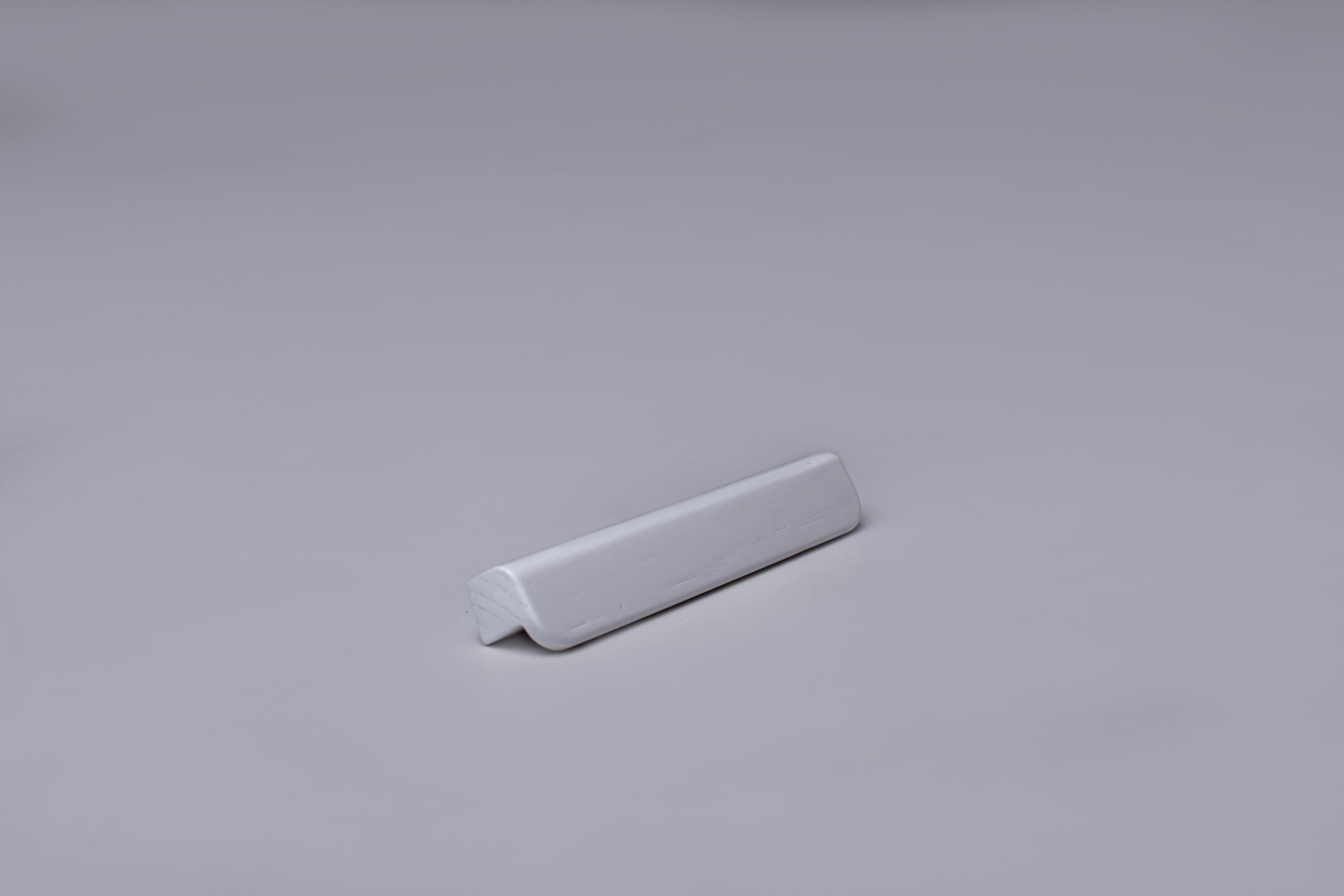 White Wooden drawer ash handle in vertical position with detailed frontal view