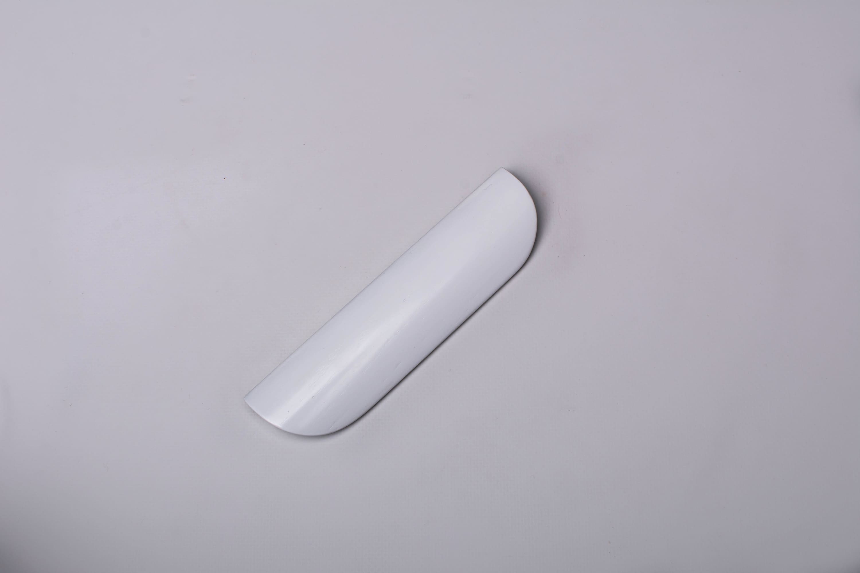 White Wooden drawer ash handle in vertical position with detailed frontal view