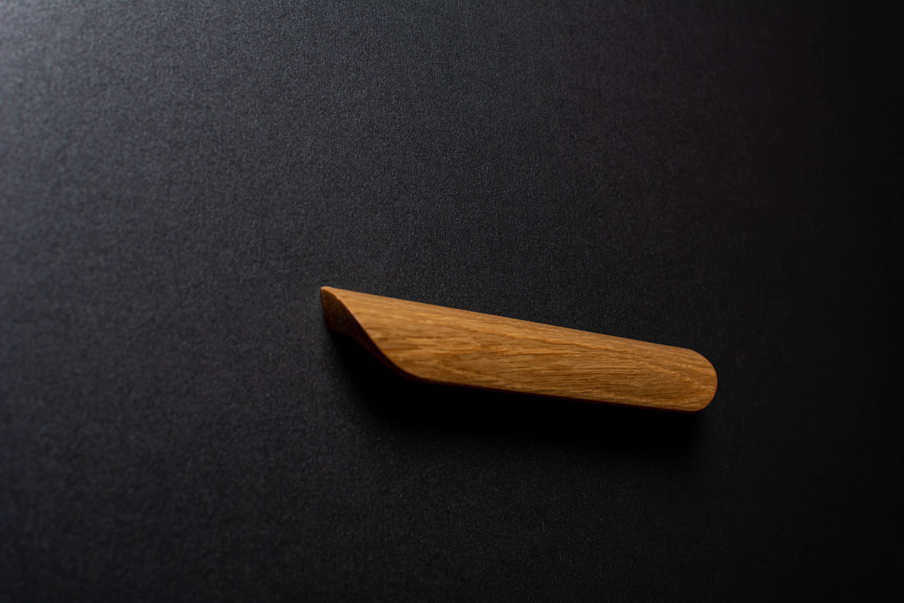 Modern oak handle in sleek design